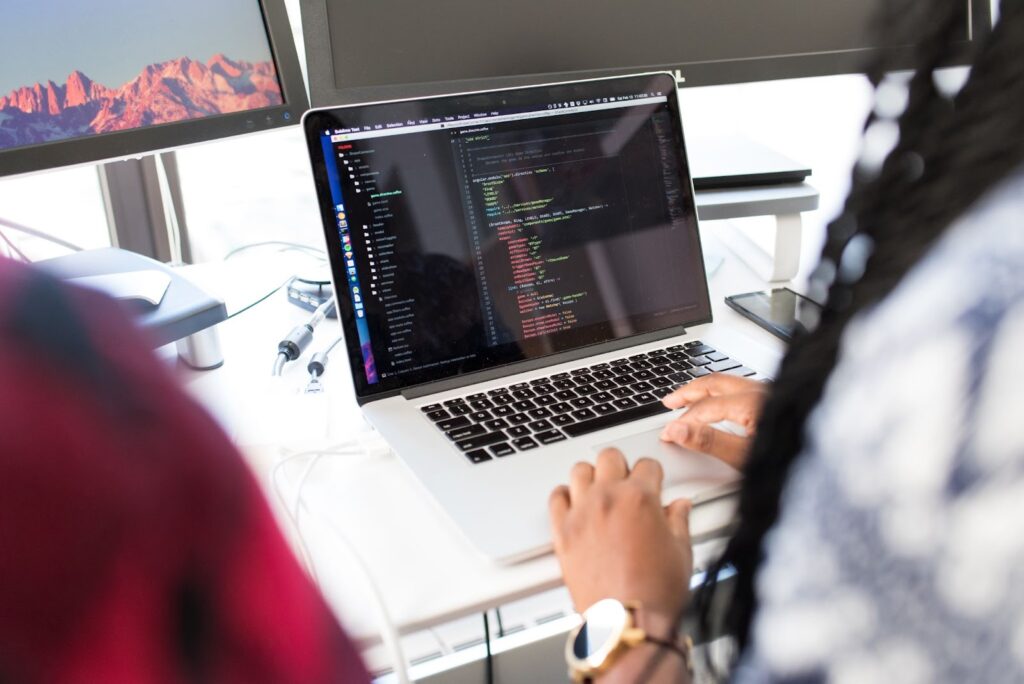 Frau, die auf dem Macbook arbeitet